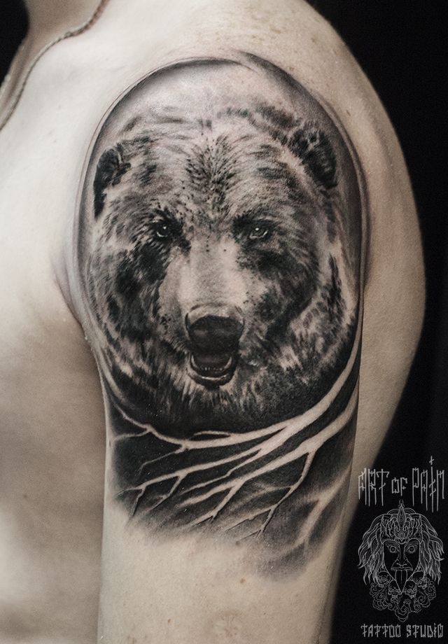 Татуировка мужская реализм на плече медведь – Мастер тату: Слава Tech Lunatic