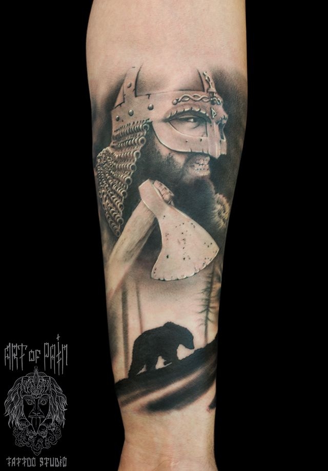 Татуировка мужская реализм на предплечье викинг и медведь – Мастер тату: 