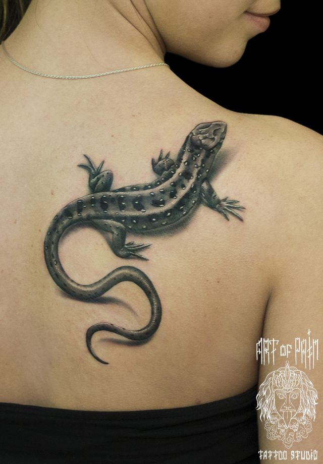 Татуировка женская реализм на лопатке ящерица – Мастер тату: 