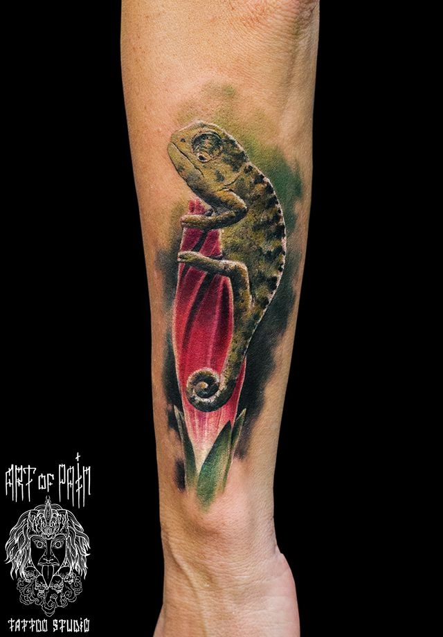 Татуировка мужская реализм на предплечье хамелеон на цветке – Мастер тату: 