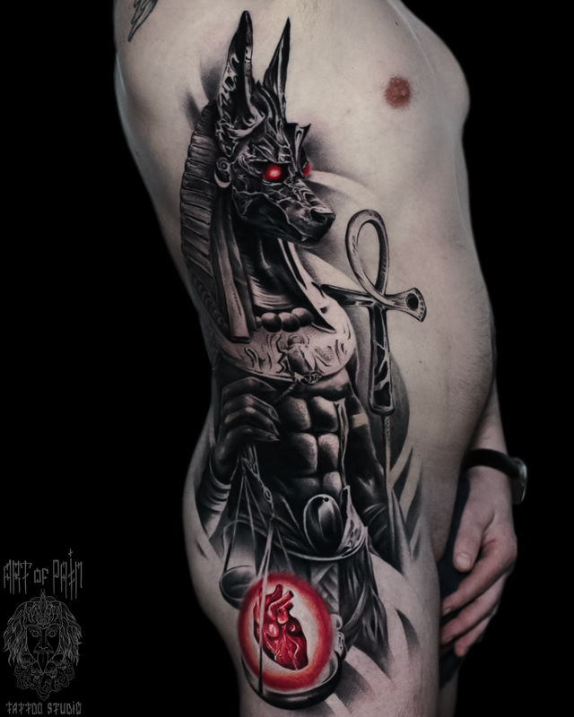Татуировка мужская хоррор на боку Анубис – Мастер тату: Дмитрий Шейб