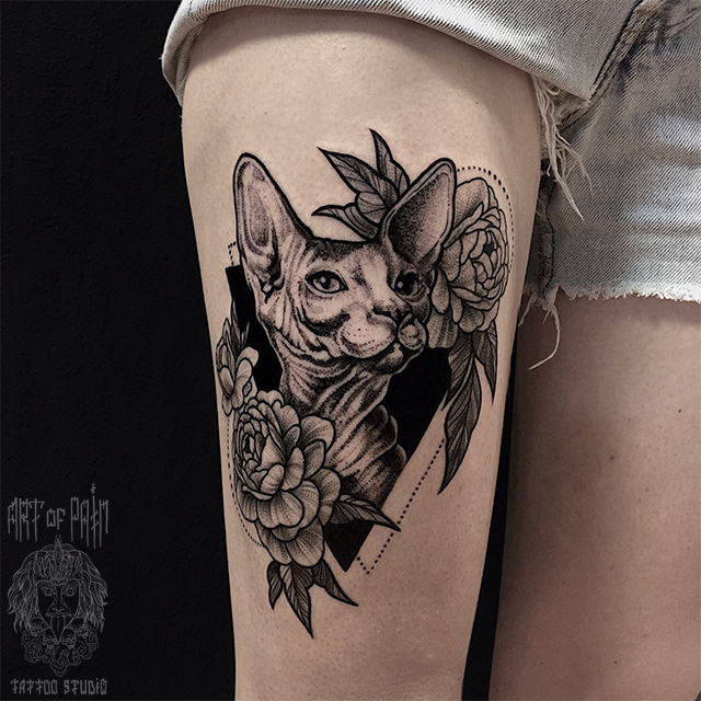 Татуировка женская графика на бедре кот и цветы – Мастер тату: Анастасия Юсупова