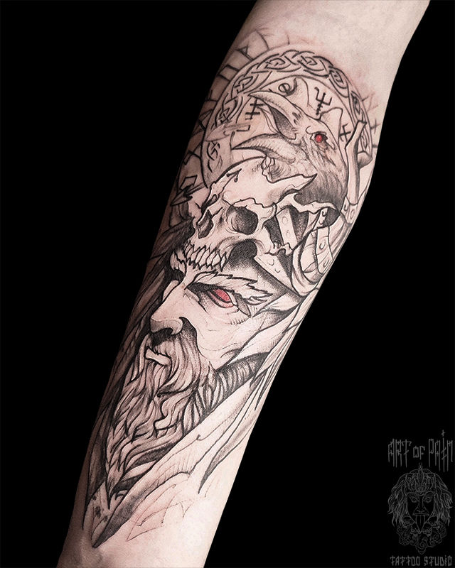Татуировка мужская графика на предплечье человек, череп, ворон – Мастер тату: 