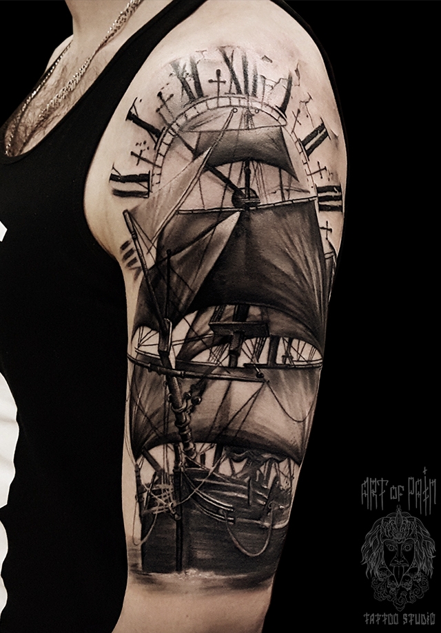 Татуировка мужская black&grey на плече корабль – Мастер тату: Слава Tech Lunatic