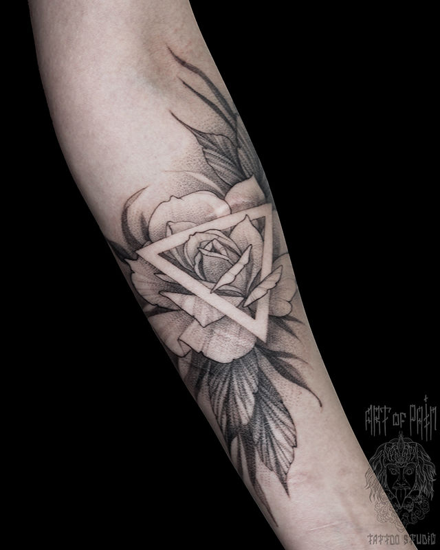 Татуировка женская графика на руке роза и треугольник – Мастер тату: 
