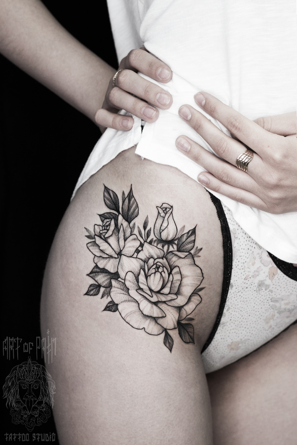 Татуировка женская графика на бедре три розы – Мастер тату: 