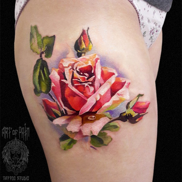 Татуировка женская реализм на бедре роза с капелькой росы – Мастер тату: 