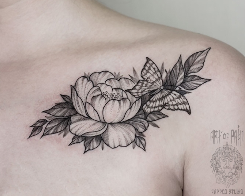 Татуировка женская графика на ключице цветок с бабочкой – Мастер тату: 