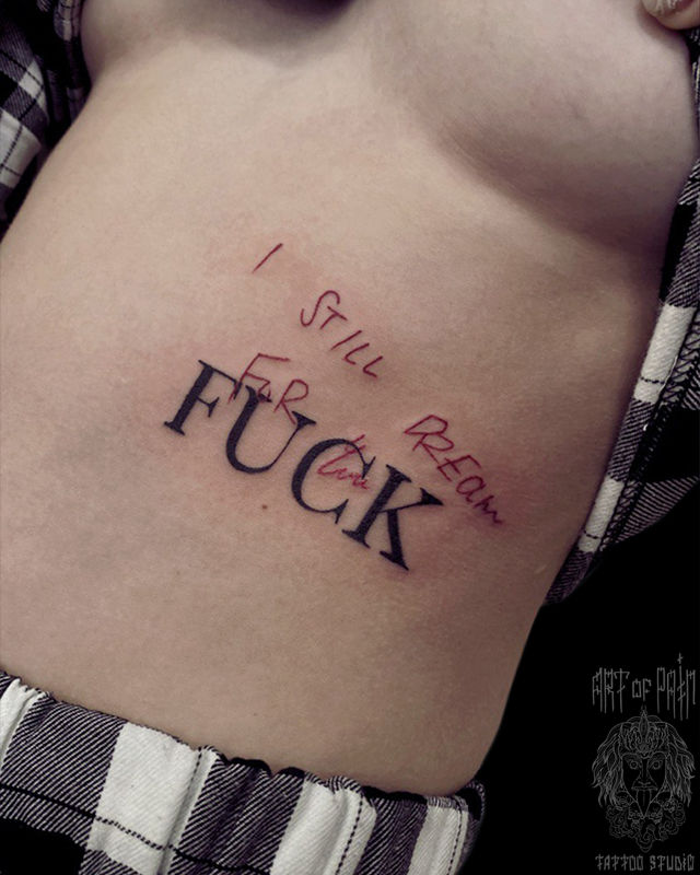 Татуировка женская каллиграфия на боку надпись – Мастер тату: Кирилл Плотников