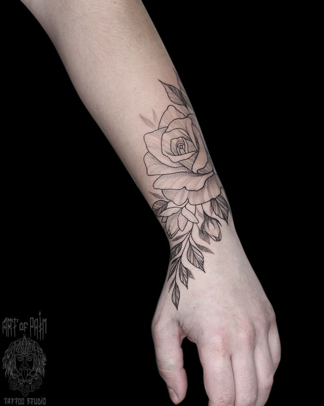 Татуировка женская графика на запястье цветы розы – Мастер тату: 