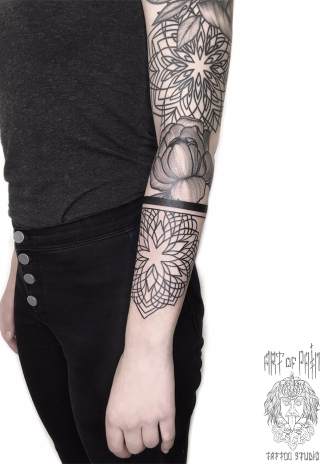 Татуировка женская графика на руке орнамент – Мастер тату: Максим Север