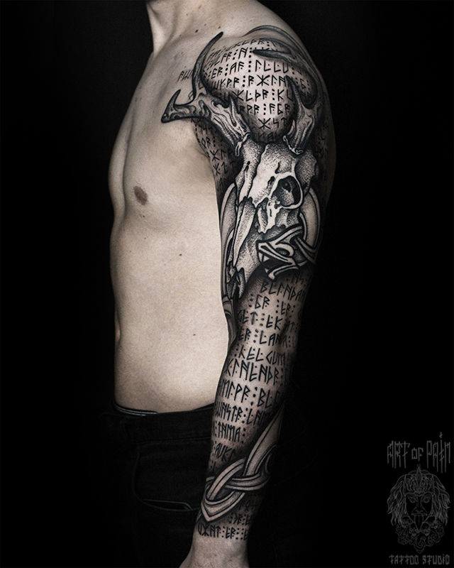 Татуировка мужская графика тату-рукав череп и руны – Мастер тату: Юрий Хандрыкин