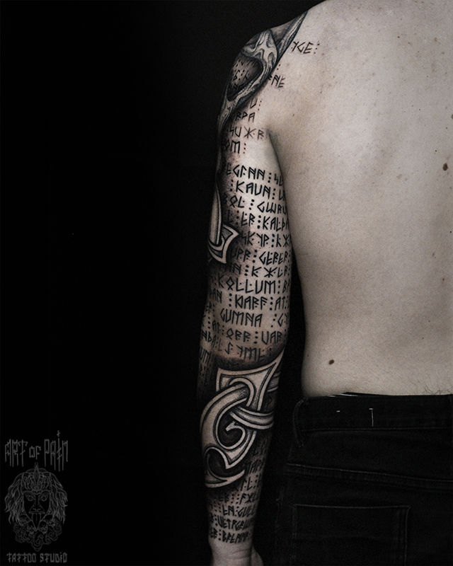 Татуировка мужская графика тату-рукав руны – Мастер тату: Юрий Хандрыкин