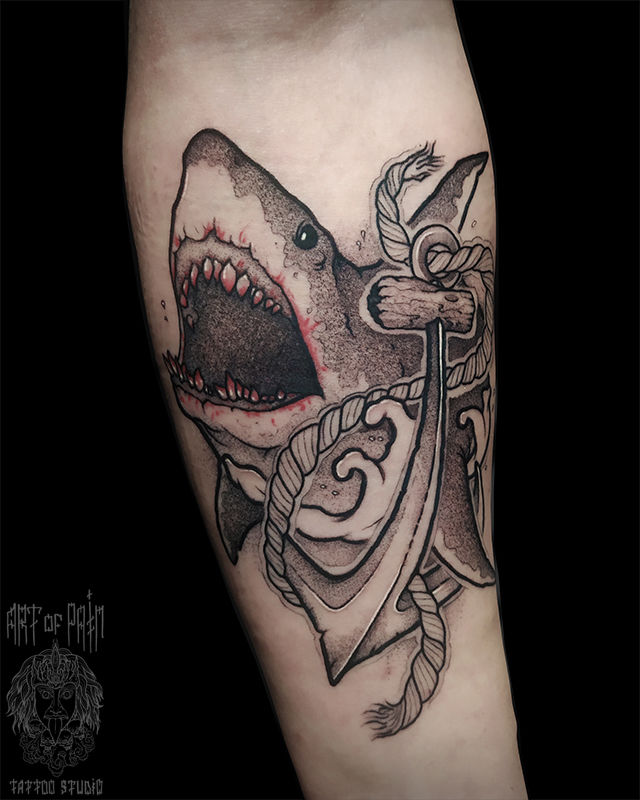 Татуировка мужская графика на предплечье акула и якорь – Мастер тату: 