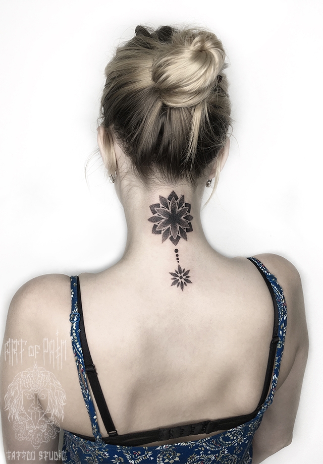 Татуировка женская графика на спине и шее узор – Мастер тату: Максим Север