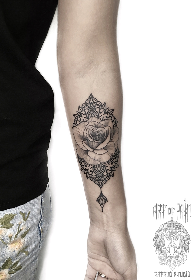 Татуировка женская графика на предплечье роза и орнамент – Мастер тату: 