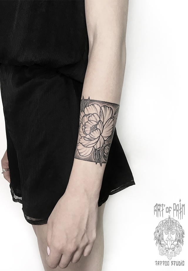 Татуировка женская графика на руке – Мастер тату: Максим Север