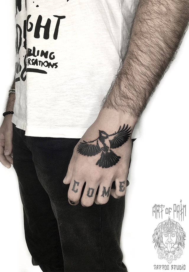 Татуировка мужская black&grey на кисти синица – Мастер тату: Максим Север