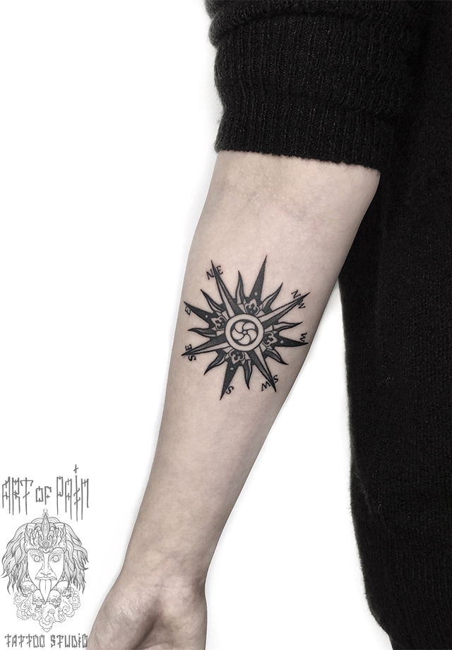 Татуировка женская графика на предплечье компас – Мастер тату: 