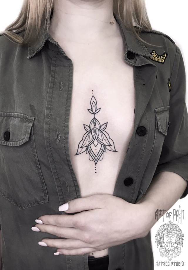 Татуировка женская графика на груди узор – Мастер тату: Максим Север