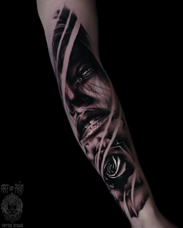 Татуировка женская реализм на руке девушка и роза – Мастер тату: Дмитрий Шейб
