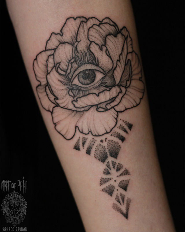Татуировка женская графика на предплечье цветок и глаз – Мастер тату: Надежда Полякова