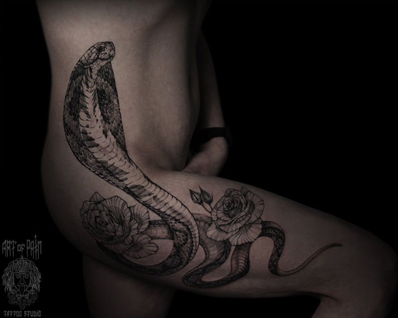 Татуировка женская графика на бедре змея и розы – Мастер тату: Надежда Полякова