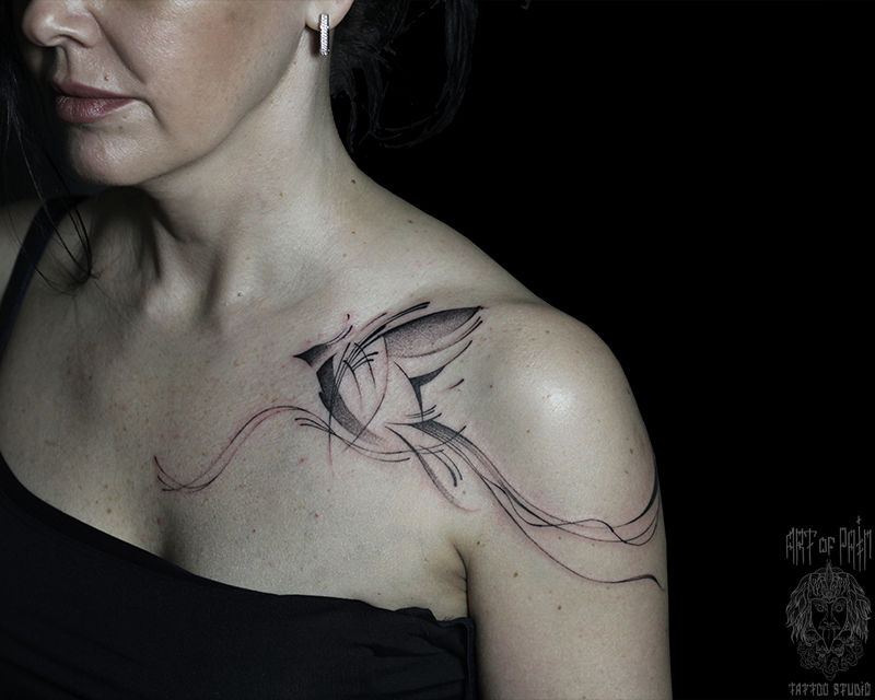 Татуировка женская графика на плече птица – Мастер тату: Надежда Полякова
