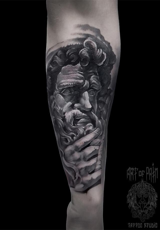 Татуировка мужская black&grey на предплечье статуя – Мастер тату: 
