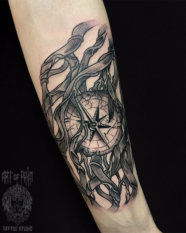 Татуировка мужская графика на предплечье компас – Мастер тату: Анастасия Юсупова