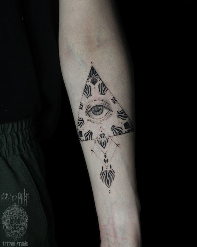Татуировка женская графика на предплечье масонский глаз – Мастер тату: Надежда Полякова