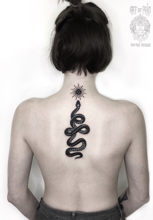Татуировка женская графика на спине змея и солнце – Мастер тату: Максим Север