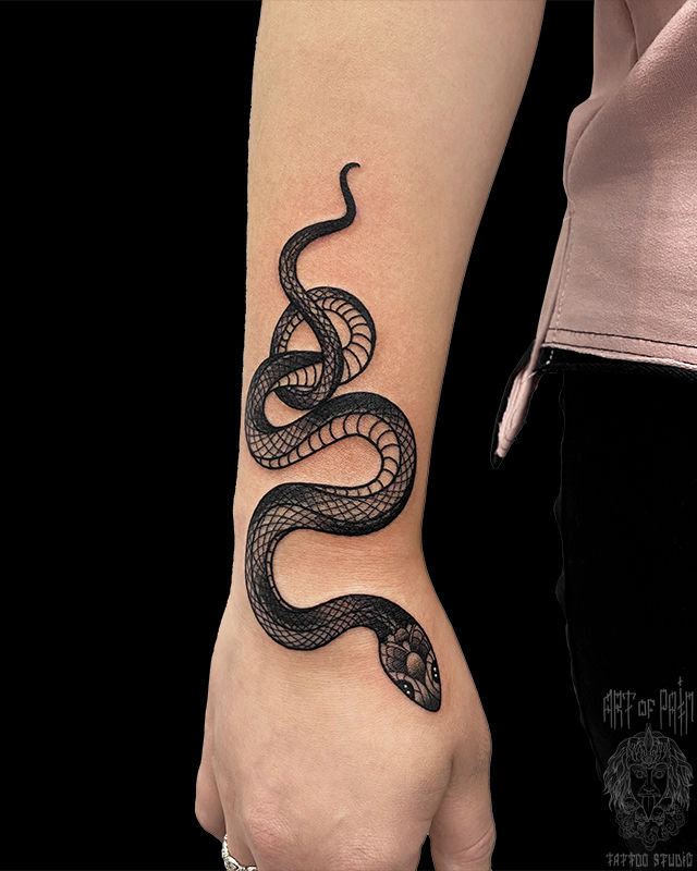 Татуировка женская графика на запястье змея – Мастер тату: 