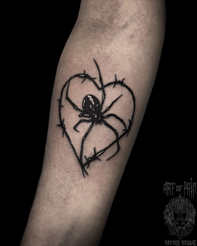 Татуировка женская хоррор на предплечье паук-сердце – Мастер тату: Кирилл Плотников