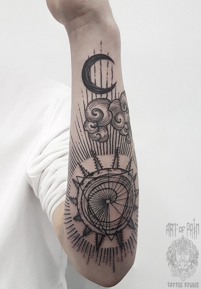 Татуировка мужская графика на предплечье солнце и луна – Мастер тату: 