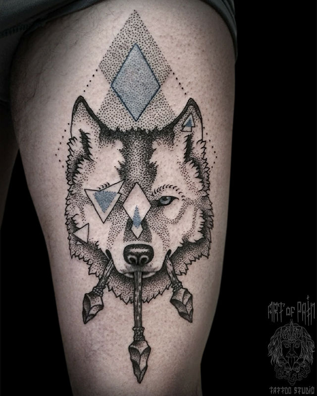Татуировка мужская графика на бедре волк – Мастер тату: Николай Орф