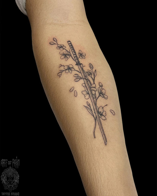 Татуировка женская графика на предплечье меч и сакура – Мастер тату: Святослав Ильин