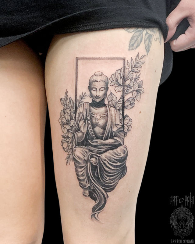 Татуировка женская графика на бедре Будда – Мастер тату: Мария Челнокова