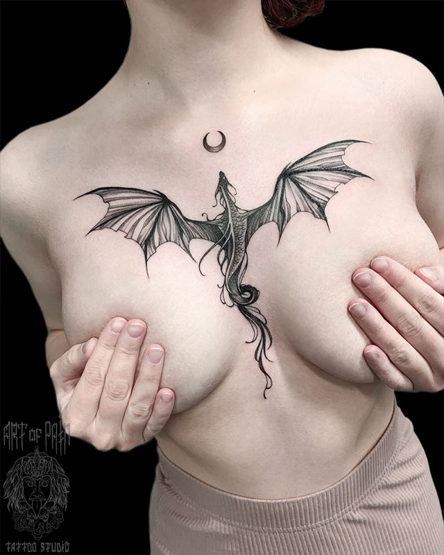 Татуировка женская графика на груди дракон – Мастер тату: Мария Челнокова