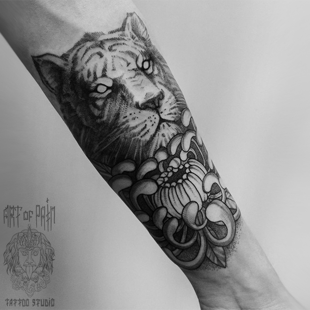 Татуировка мужская дотворк на предплечье тигр и пион – Мастер тату: 