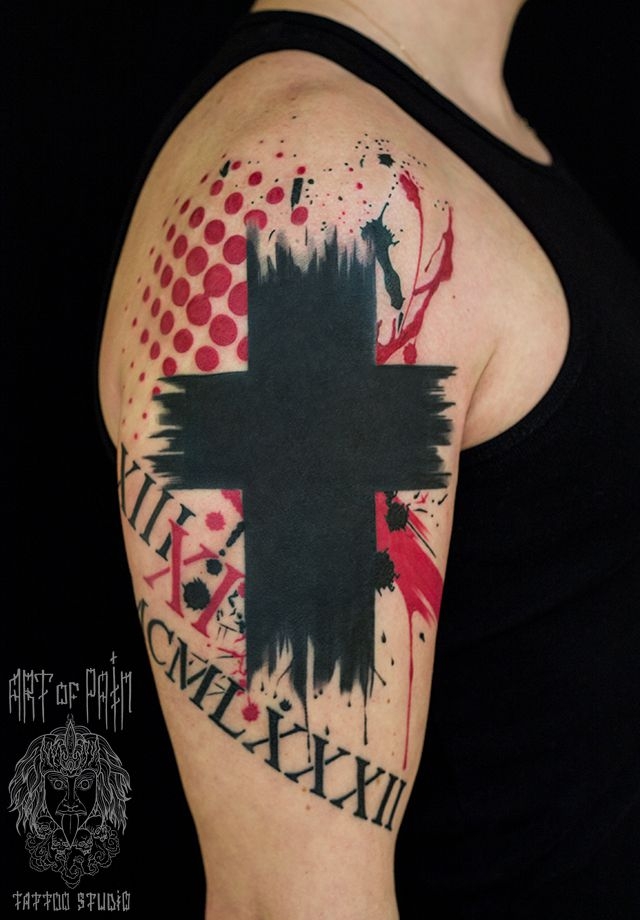 Татуировка мужская треш полька на плече крест – Мастер тату: 