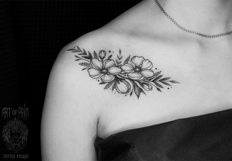 Татуировка женская графика на ключице цветы яблони – Мастер тату: 