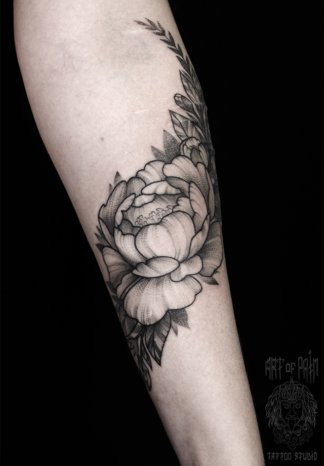 Татуировка женская графика на предплечье распускающийся цветок – Мастер тату: 