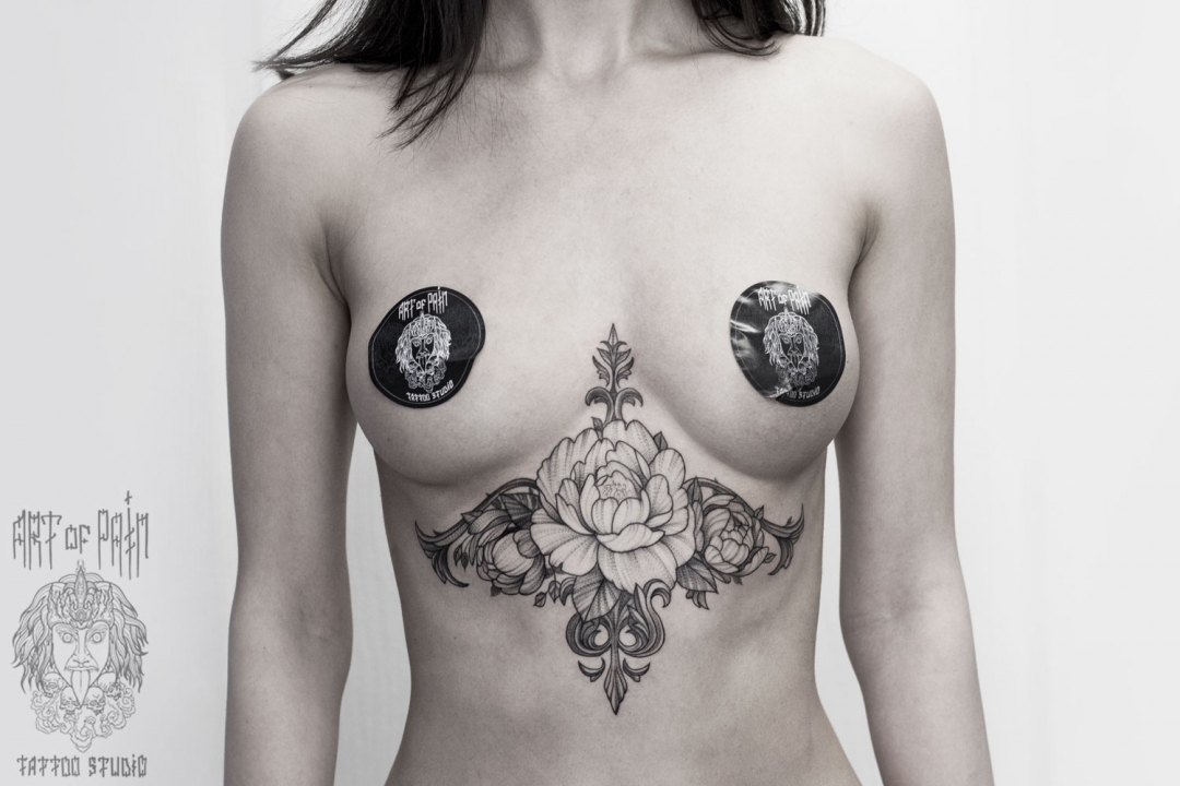 Татуировка женская графика под грудью цветок и узоры – Мастер тату: 