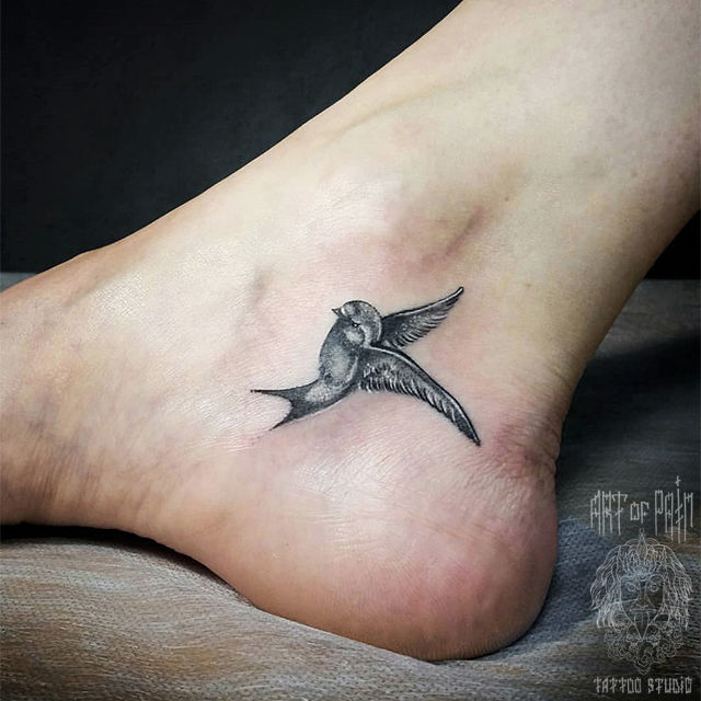 Татуировка женская графика на щиколотке ласточка – Мастер тату: Анастасия Юсупова