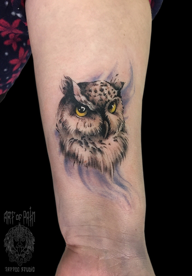 Женская татуировка совы на запястье в стиле акварель – Мастер тату: 