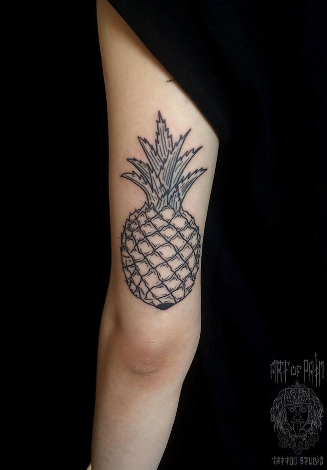 Татуировка женская графика на плече ананас – Мастер тату: Максим Север