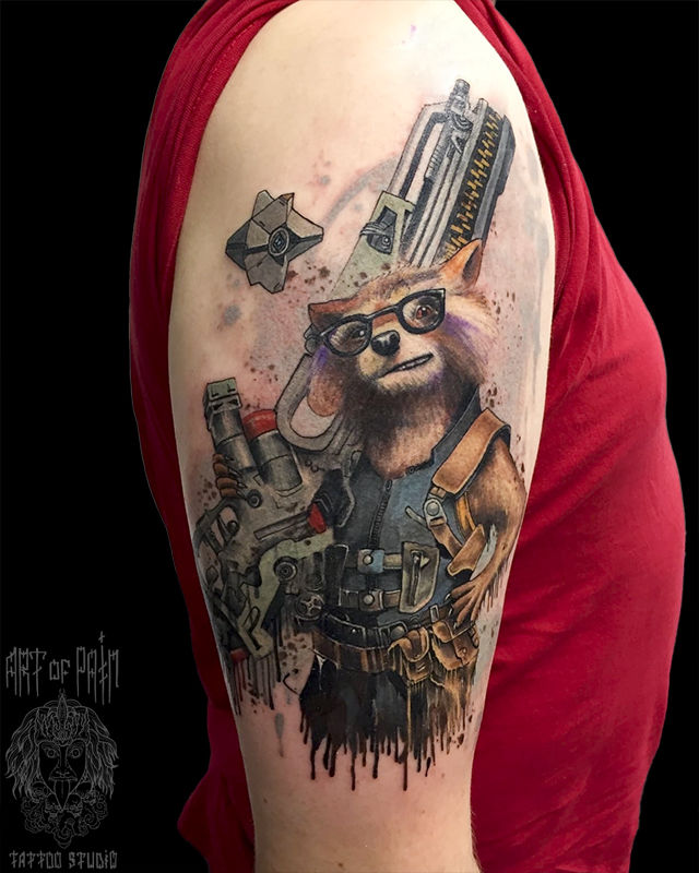 Татуировка мужская нью скул на плече енот Ракета – Мастер тату: Анастасия Родина