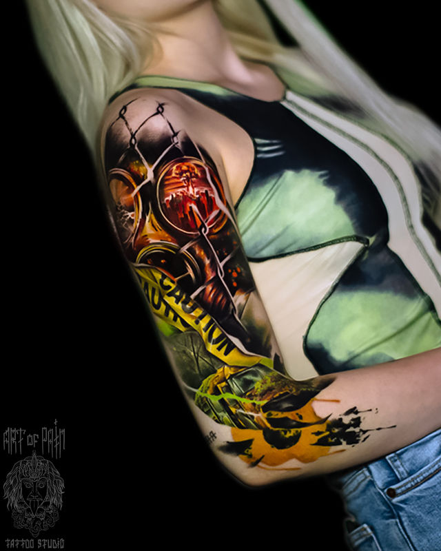 Татуировка женская реализм на плече человек в противогазе – Мастер тату: Дмитрий Шейб
