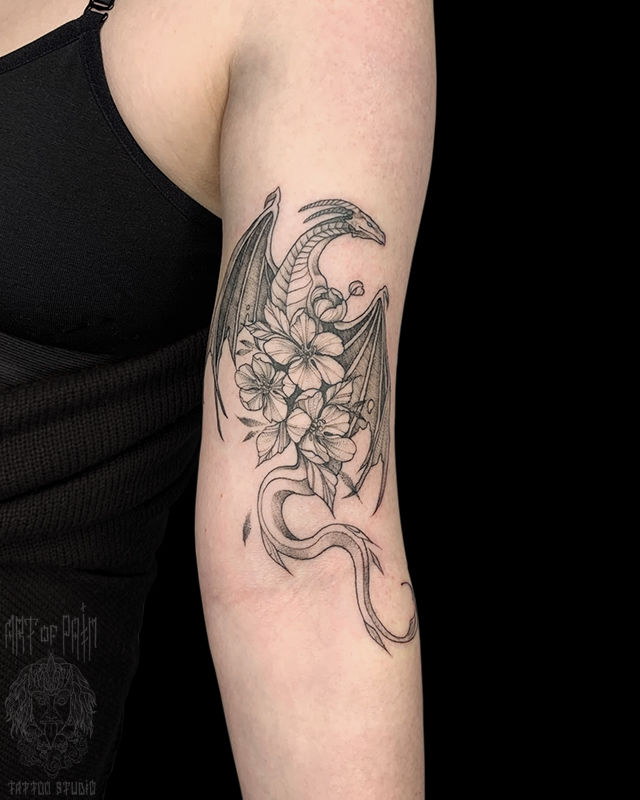 Татуировка женская графика на руке дракон и цветы – Мастер тату: Мария Челнокова